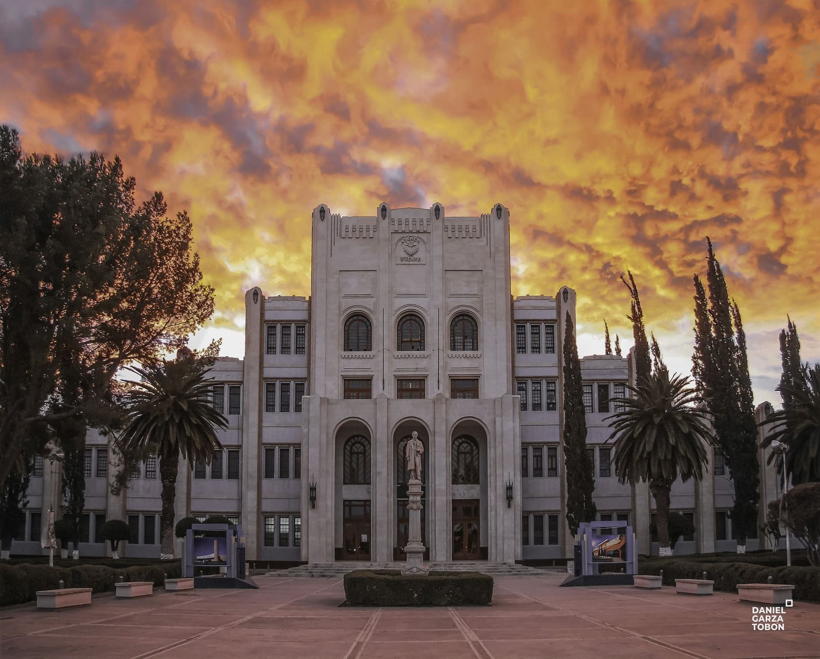 ateneo fuente al amanecer