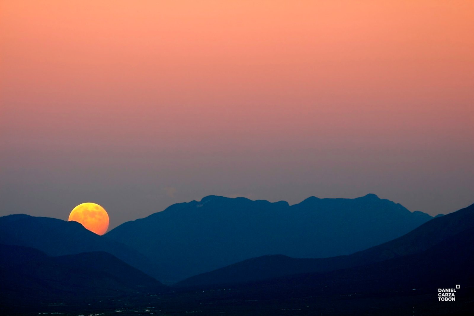 la luna entre montañas